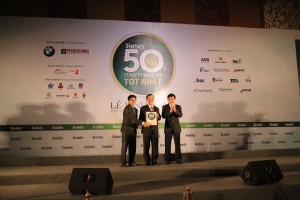 Đại diện công ty CII nhận chứng nhận Forbes Top 50 Việt Nam 2016