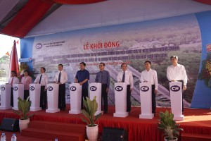 Bí Thư Thành Ủy Đinh La Thăng và các đồng chí lãnh đạo bấm nút chính thức khởi động xây dựng hoàn thiện mở rộng Xa lộ Hà Nội