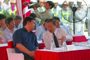 Mr. Dinh La Thang, Party Secretary of HCMC People’s Committee and Mr. Le Van Khoa, Deputy Chairman of HMCC People’s Committee, discussed during the construction inauguration ceremony of Ha Noi Highway expansion project.