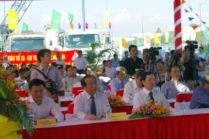 Ông Bùi Xuân Cường, Giám đốc Sở GTVT  và các đồng chí lãnh đạo thành phố tham dự buổi lễ