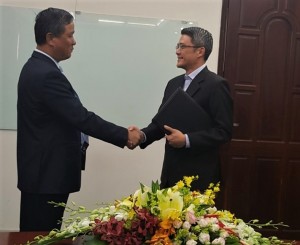TGĐ Công ty CII Lê Quốc Bình và đại diện Hongkong Land bắt tay sau khi hợp đồng hợp tác được ký kết