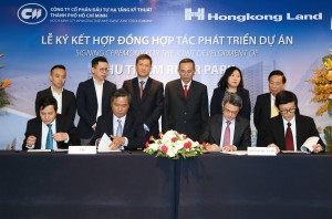 Mr. Le Quoc Binh, CEO of CII, and Mr Tan Wee Hsien, Hongkong Land sign contract in the event